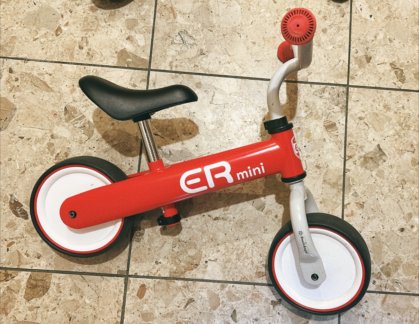 Smart Angel 足けりバイク ENJOY RIDE mini redの写真2枚目
