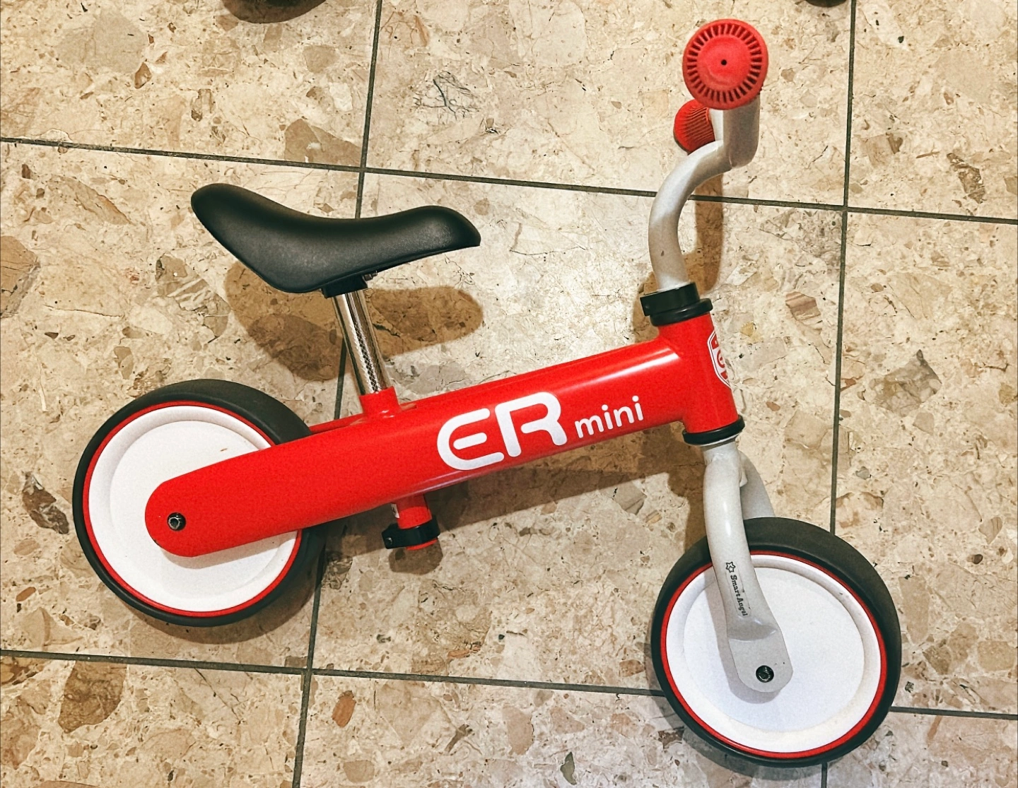 Smart Angel 足けりバイク ENJOY RIDE mini redの写真2枚目