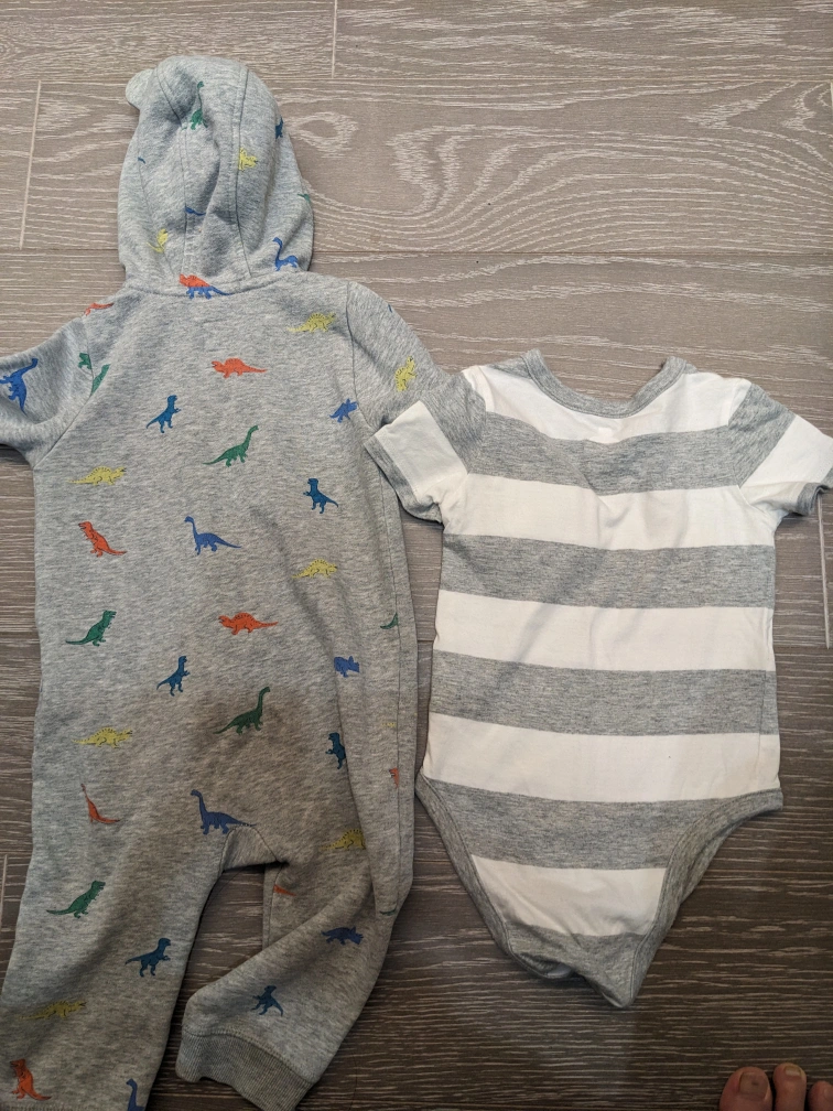 GAP 恐竜柄ロンパースとボディスーツセットの写真2枚目
