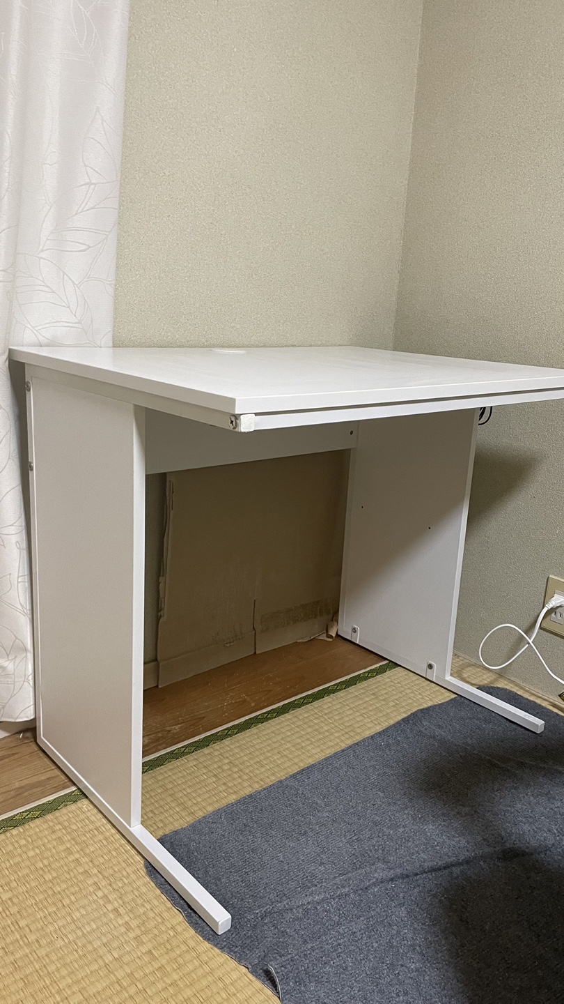 白いデスク