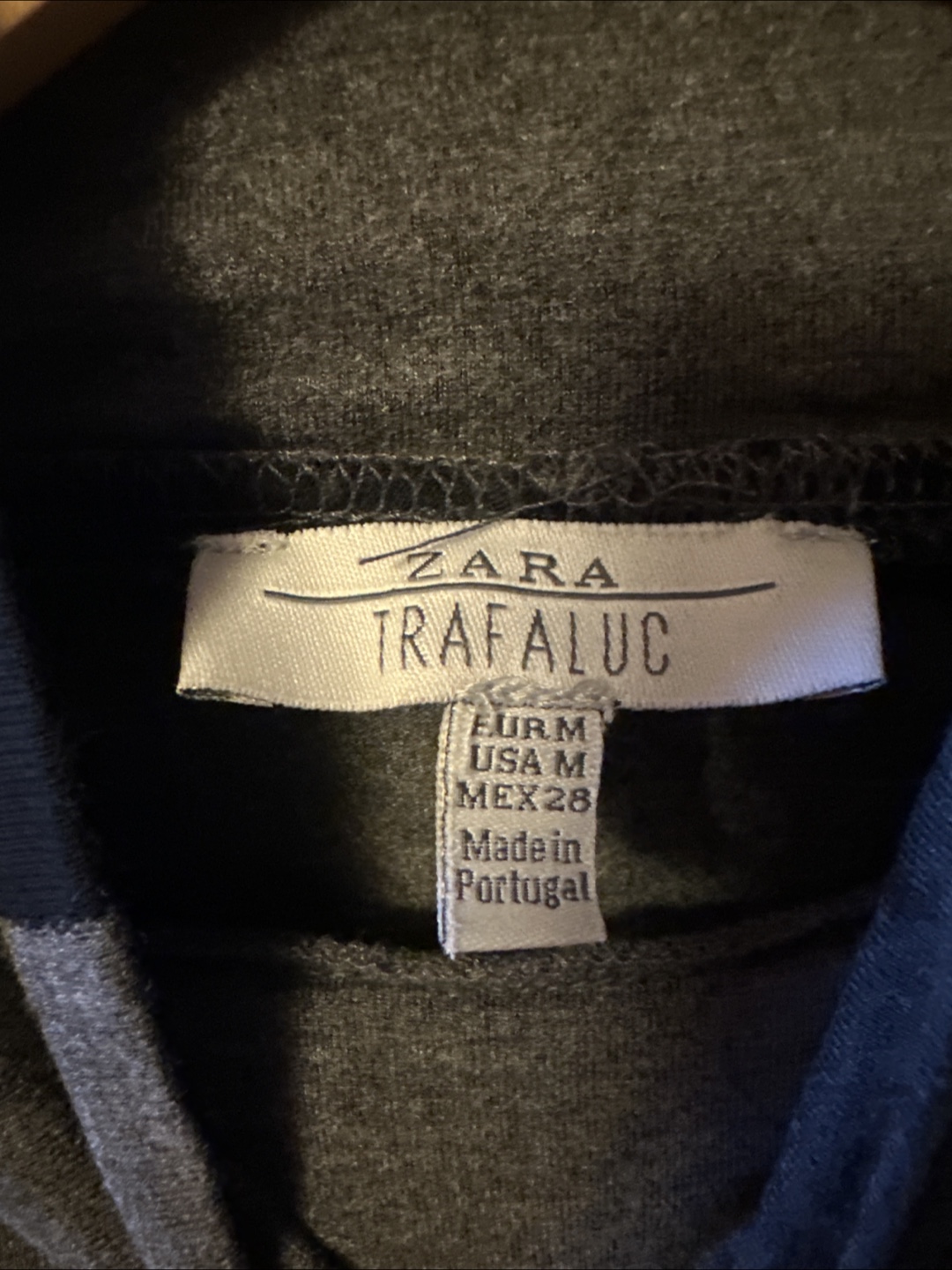 ZARA ジャージ素材タートルネックの写真2枚目