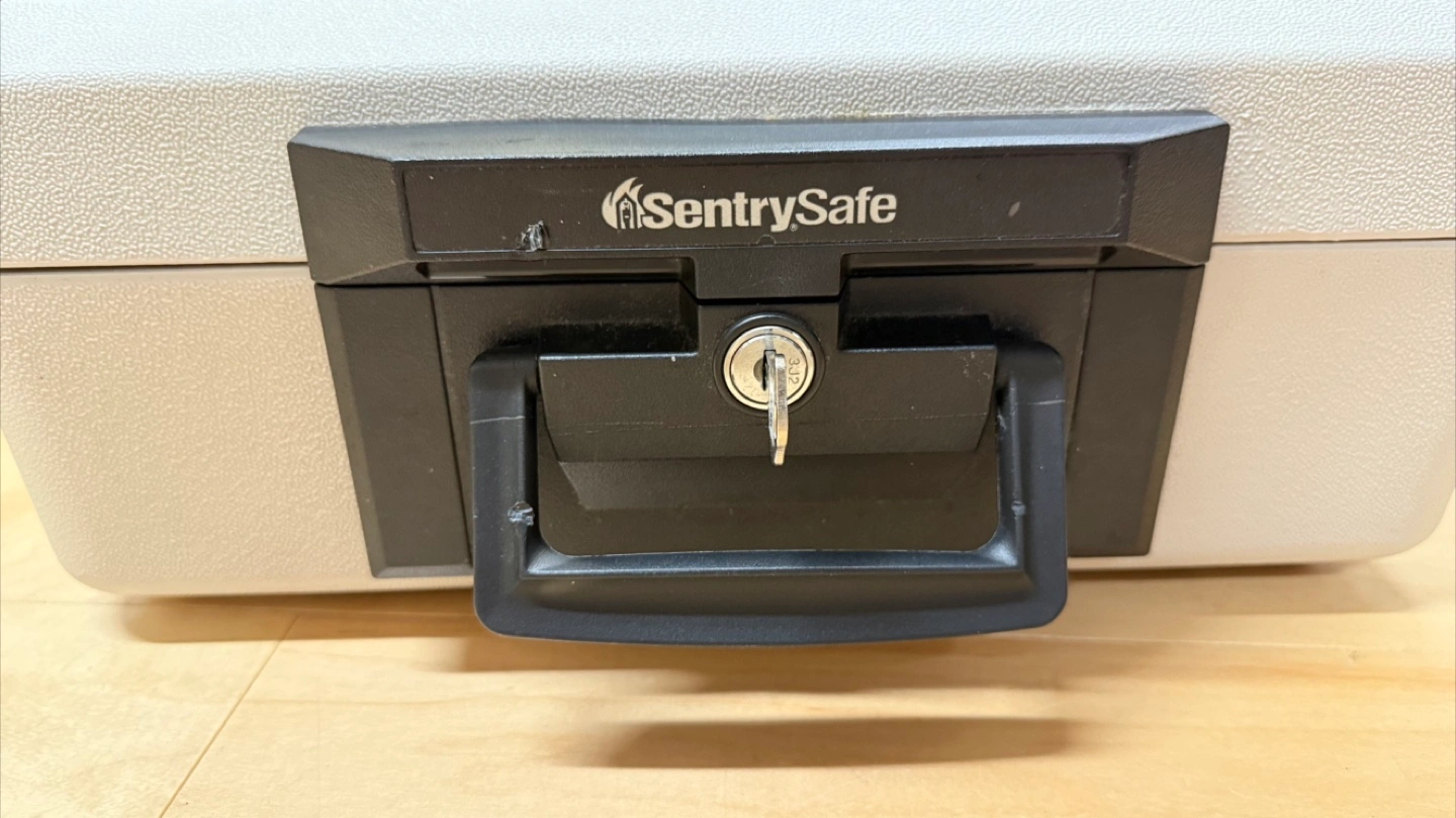 SentrySafe ポータブル耐火保管庫の写真2枚目