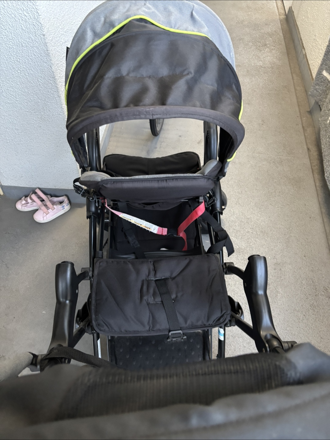 ベビーカー 黒、グレー sit N goの写真3枚目