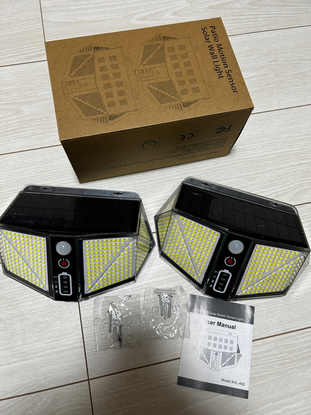 新品 ソーラーライト センサーライト2個セット人感 屋外 LED ライト