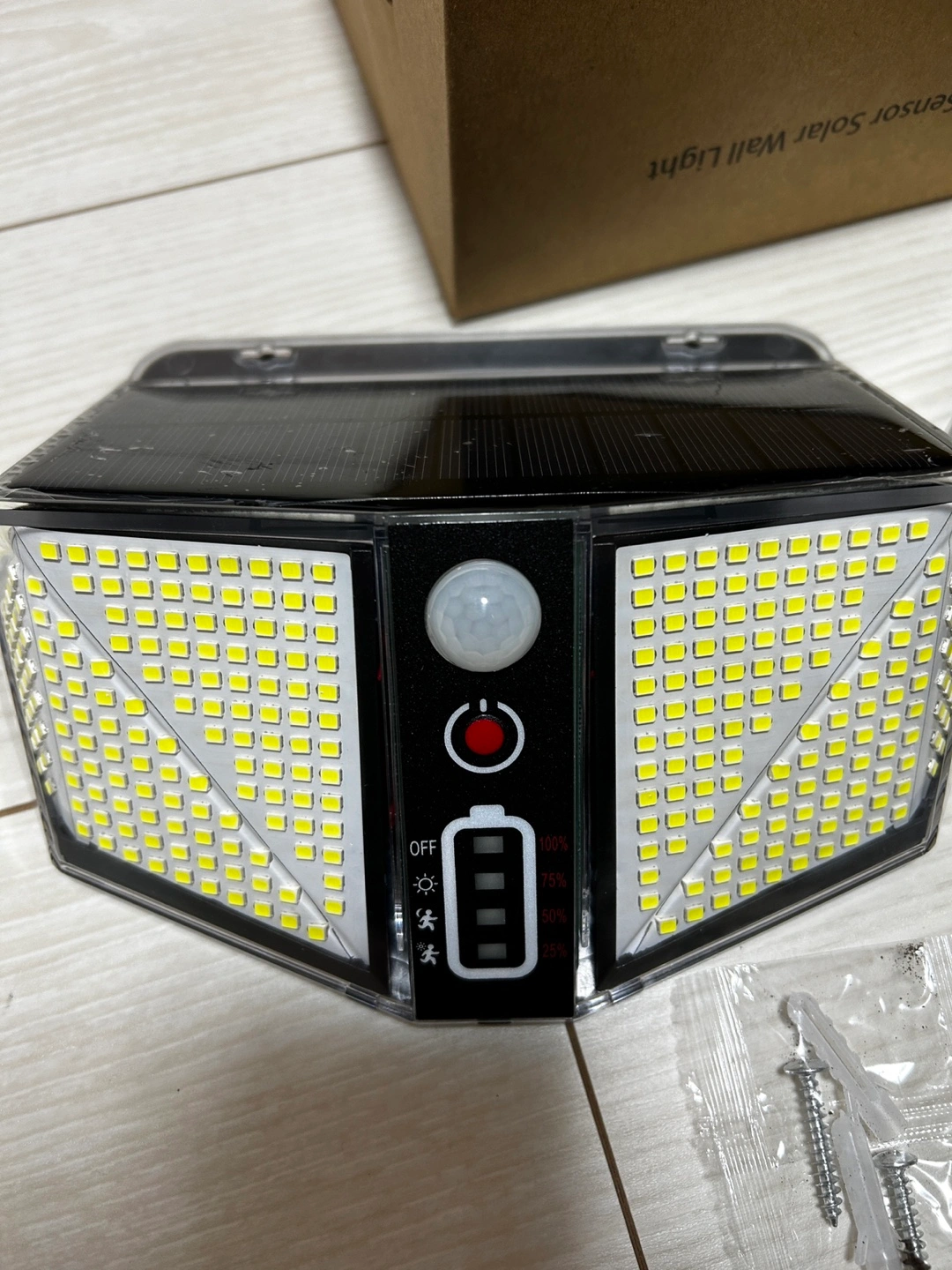 新品 ソーラーライト センサーライト2個セット人感 屋外 LED ライトの写真2枚目