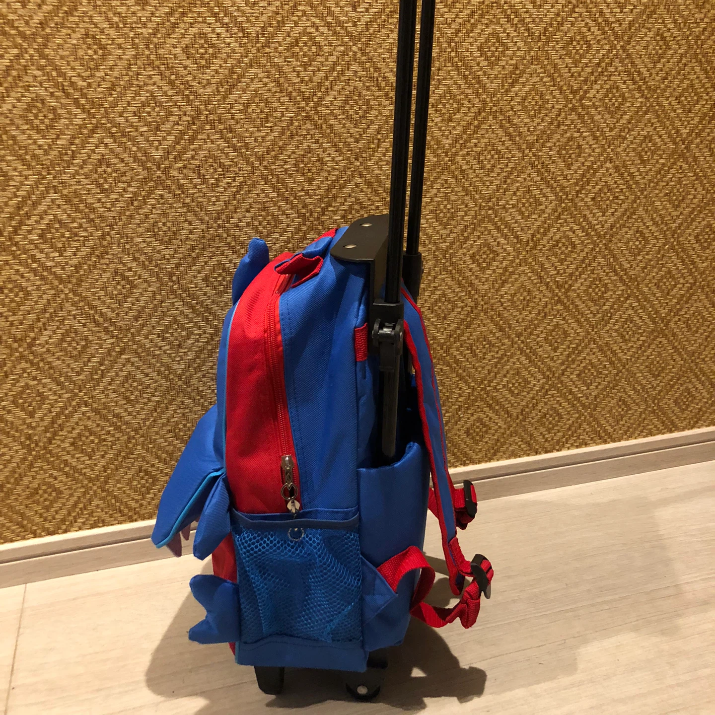 子供用　リュック キャリーバッグ サメの写真3枚目
