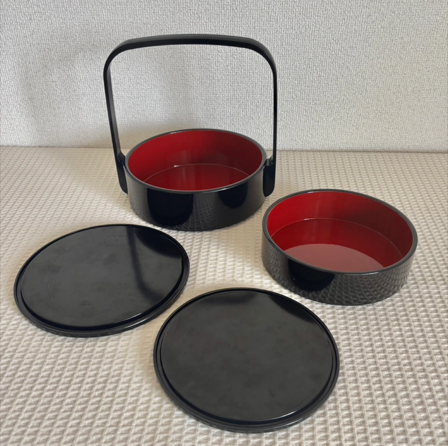 持ち手付き 黒と赤の蓋付き円形二段重箱 お正月、季節の行事、小物入れ インテリアの写真3枚目