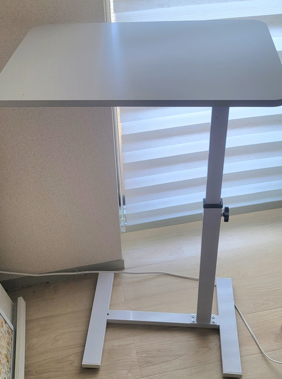 昇降式サイドテーブルの写真2枚目