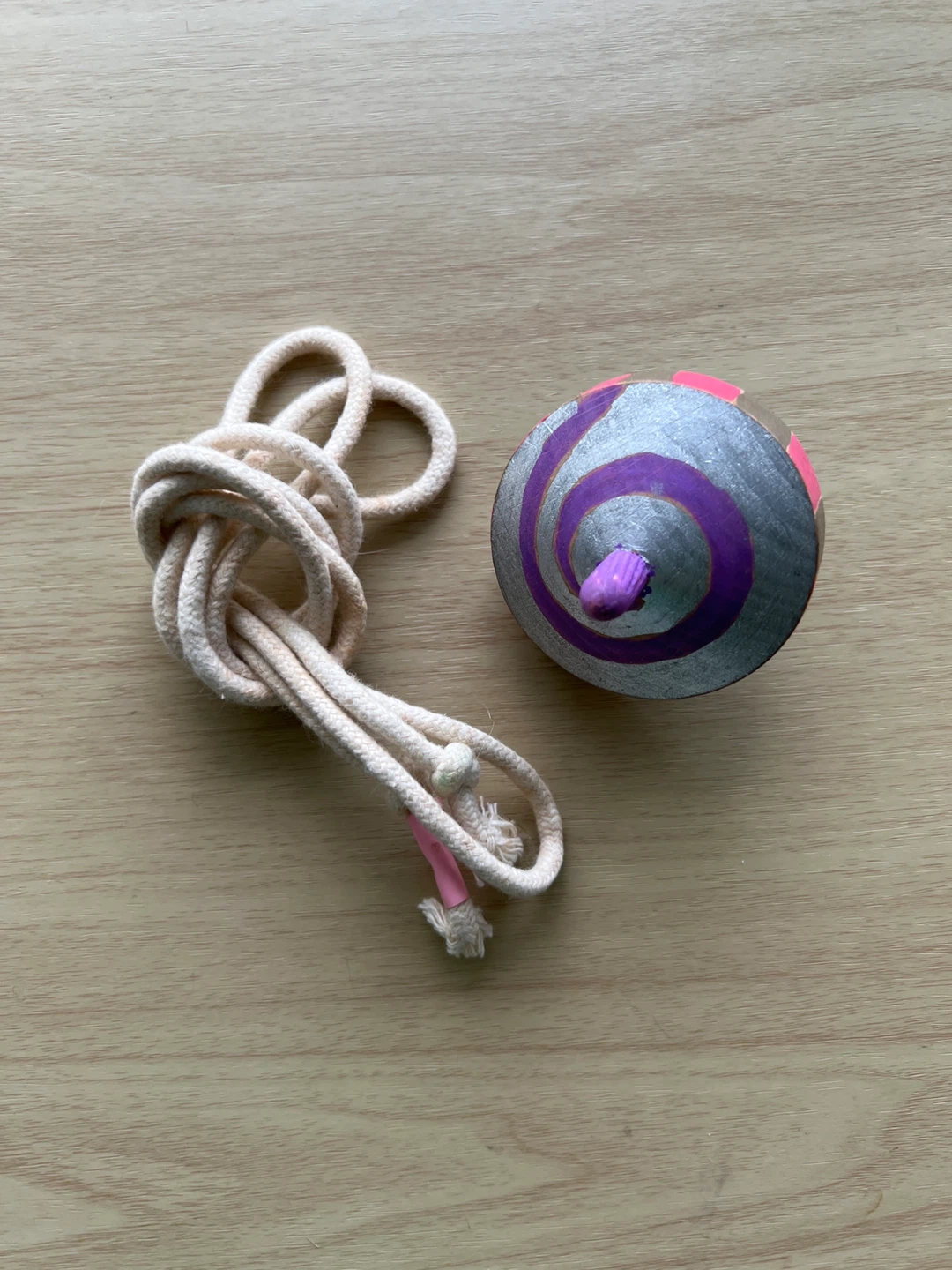 木製こま 紐付き　ハンドメイド（おまけ用）の写真2枚目