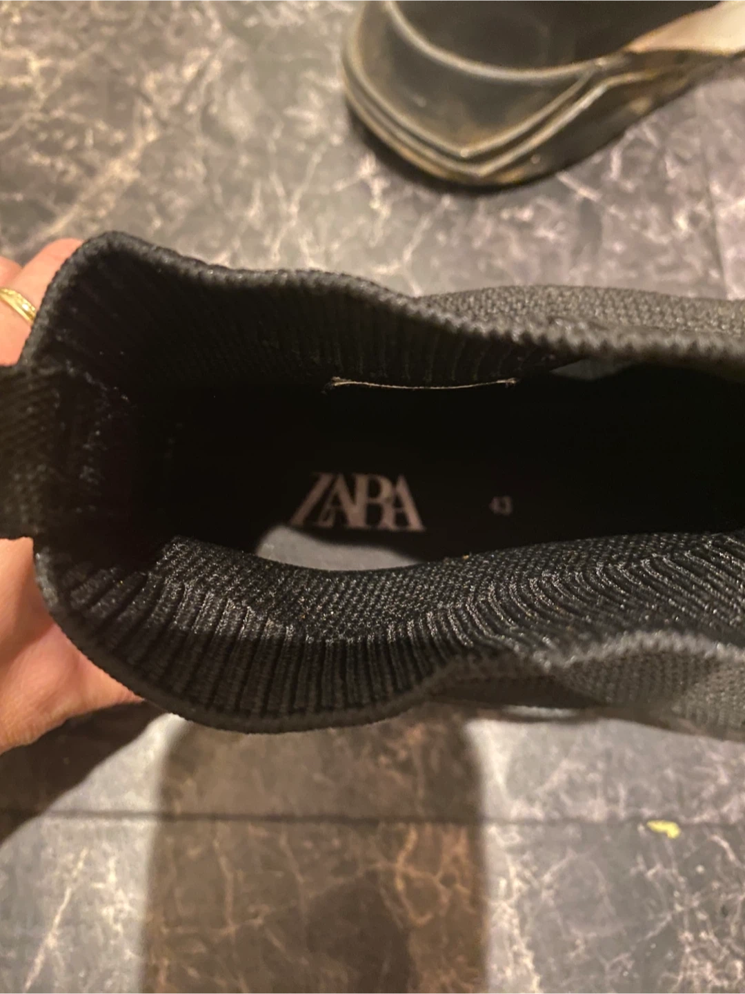 ZARA スニーカー 黒の写真5枚目
