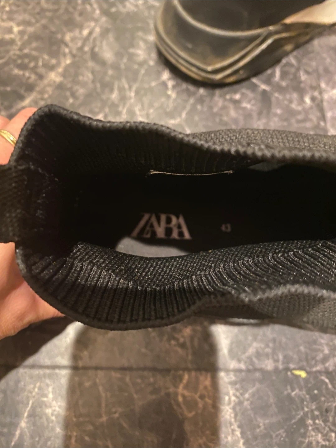 ZARA スニーカー 黒の写真5枚目