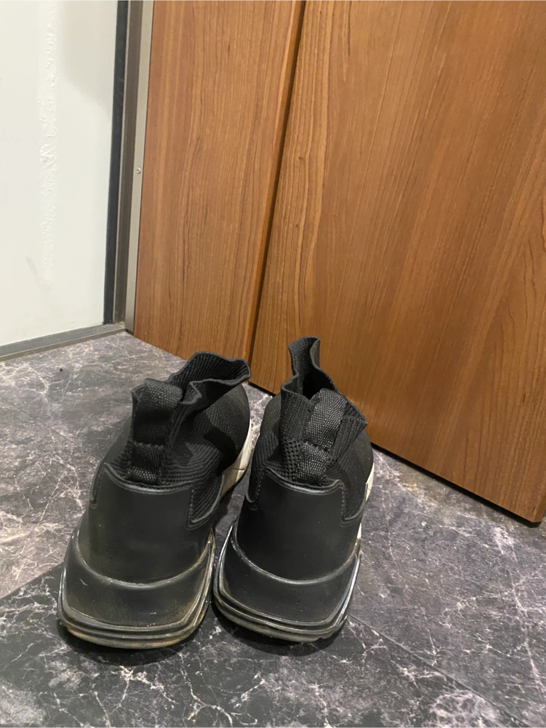 ZARA スニーカー 黒の写真3枚目