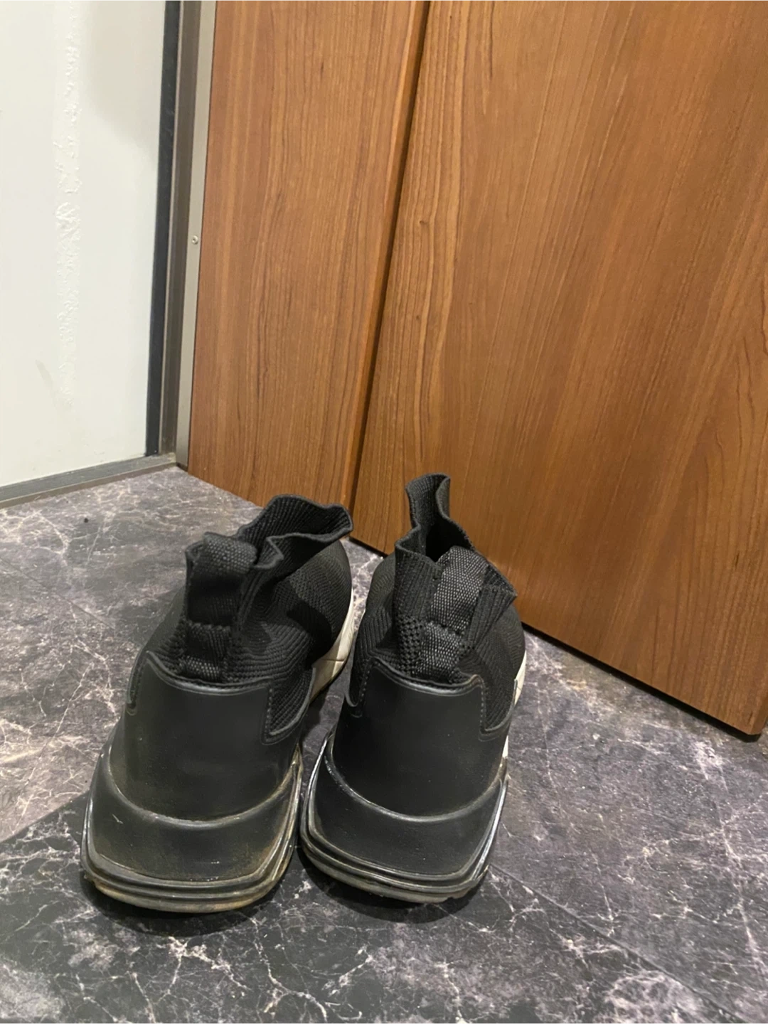 ZARA スニーカー 黒の写真3枚目