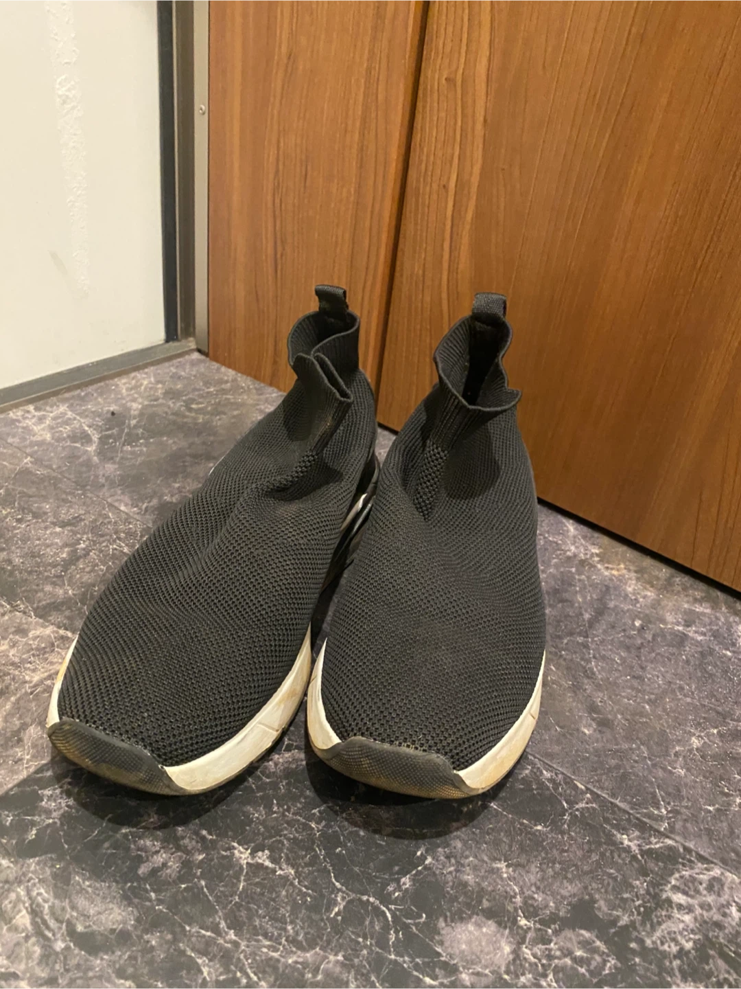 ZARA スニーカー 黒の写真2枚目