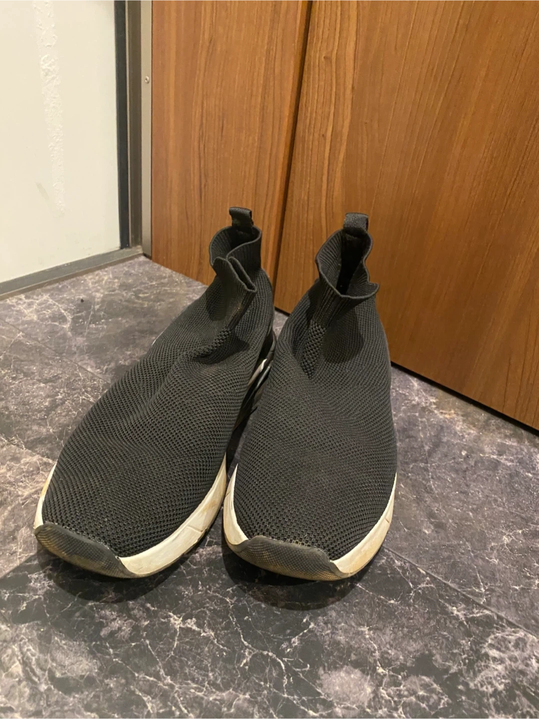 ZARA スニーカー 黒の写真2枚目