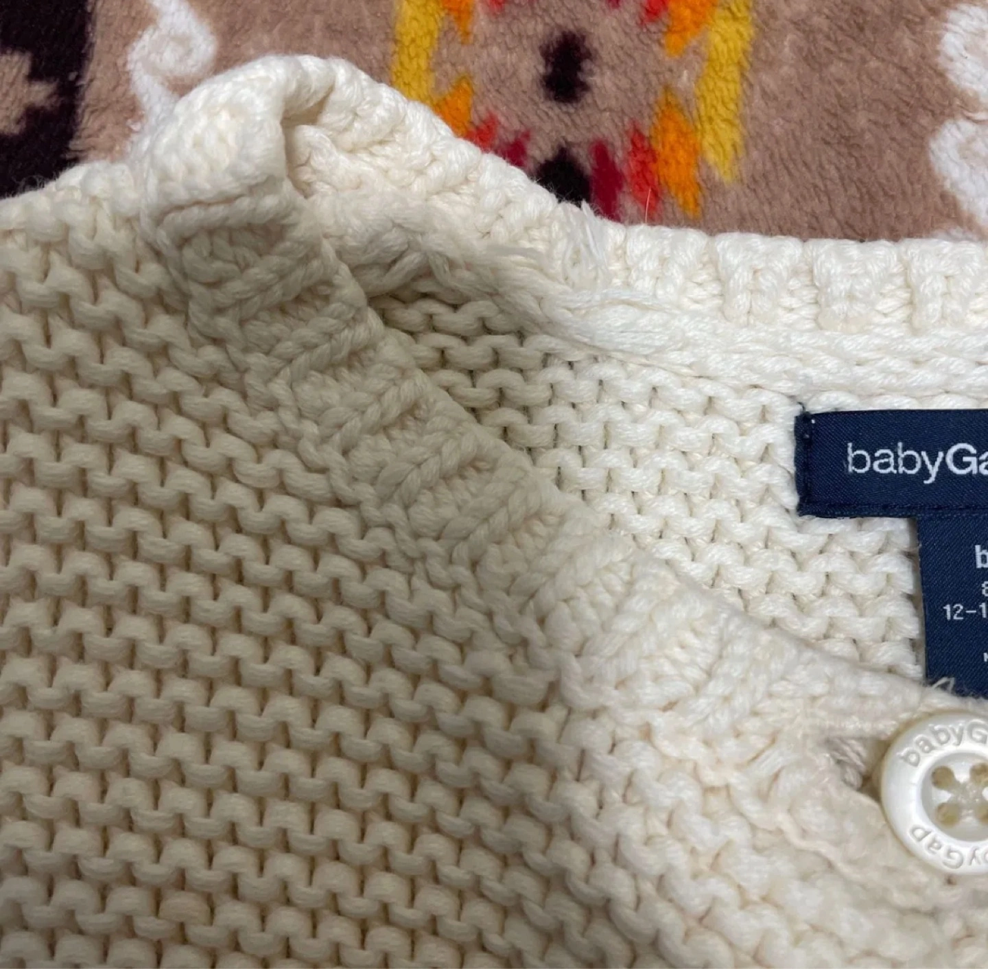 babygap ニットカーディガン 80サイズの写真4枚目