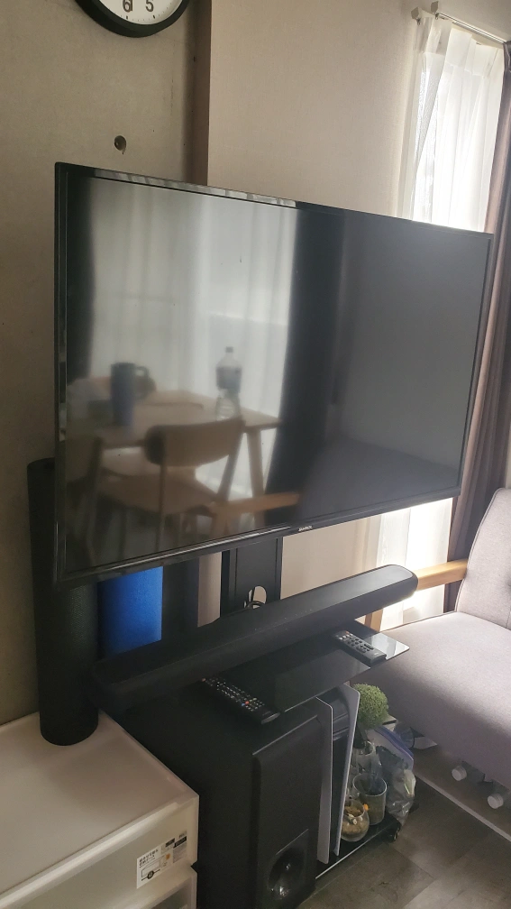 50インチ4kテレビと移動式テレビ台の写真2枚目