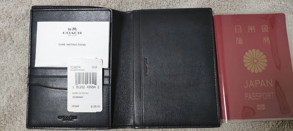 【新品】 COACHパスポートケース  ブラック
