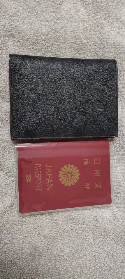 【新品】 COACHパスポートケース  ブラックの写真2枚目