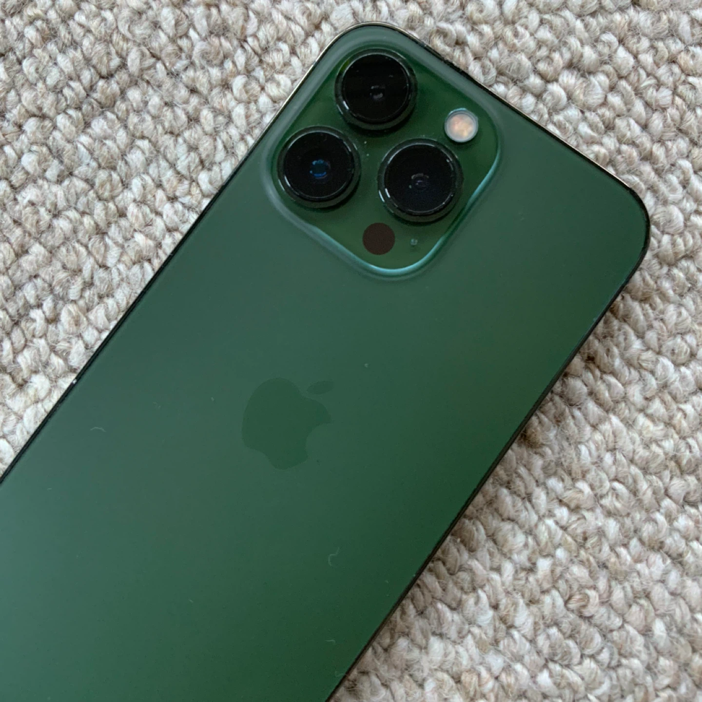 Apple iPhone 13 Pro アルパイングリーン スマホの写真3枚目