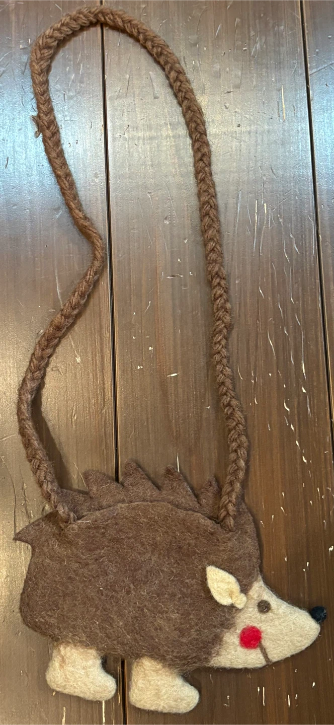 ハリネズミ ハンドメイド フェルト ポシェットの写真2枚目