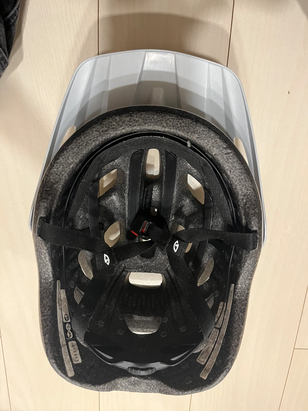 ジロ ヘルメット グレー 54-61cmの写真2枚目