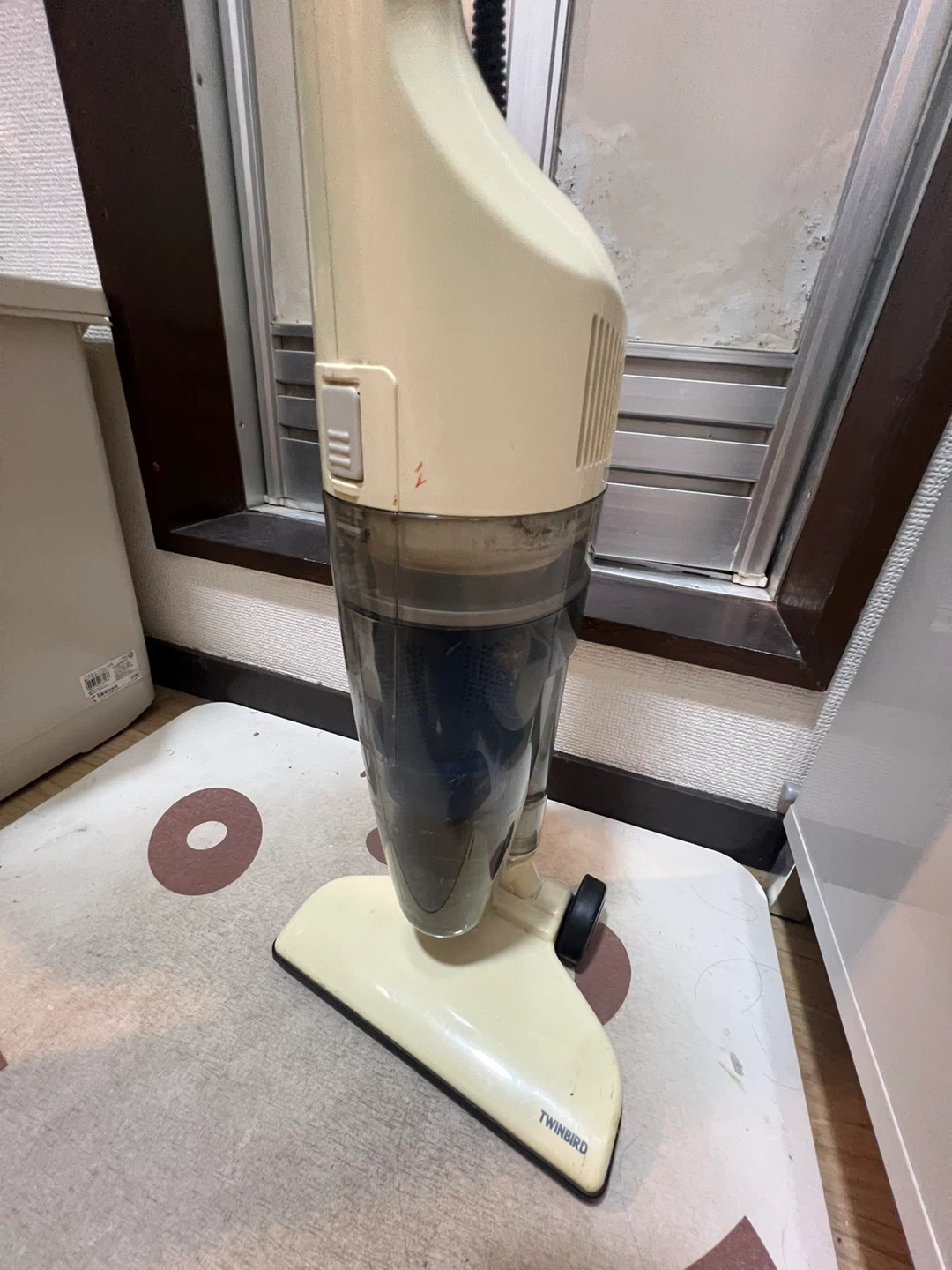 ホワイトの掃除機の写真2枚目