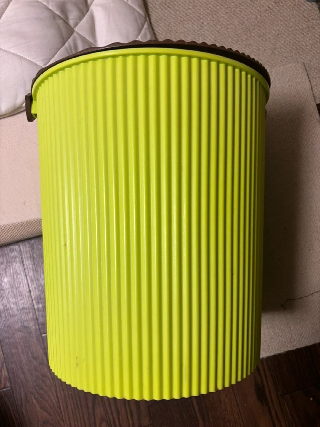 バケツ 黄緑色