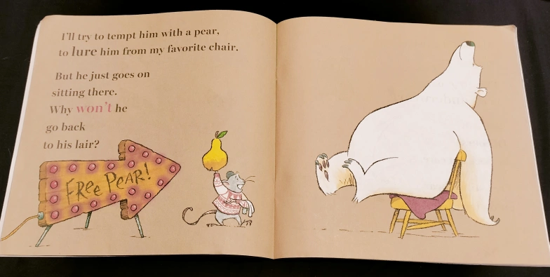 絵本 There's a Bear on My Chairの写真3枚目