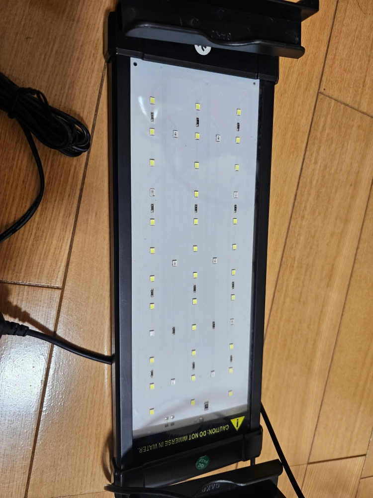 水槽ライト アクアリウムライト 30〜50CM対応 30cm水槽 40cm水槽 50CM水槽 4色 LED