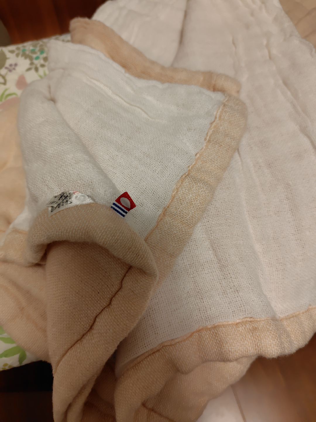V&A 敷きパッドとベビー用ガーゼケットの写真2枚目