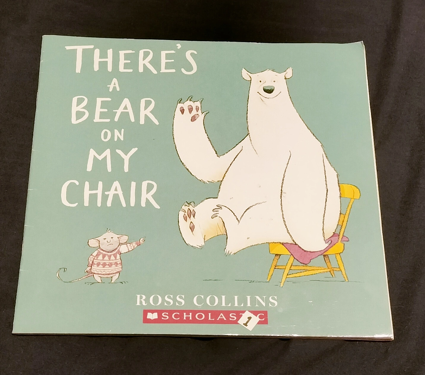 絵本 There's a Bear on My Chair