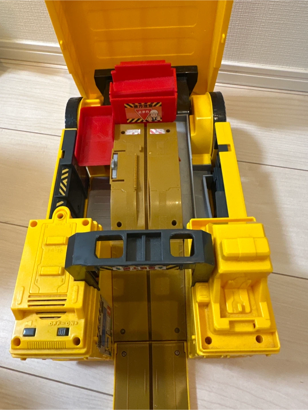 トミカ 現場変形 メガトンダンプの写真3枚目