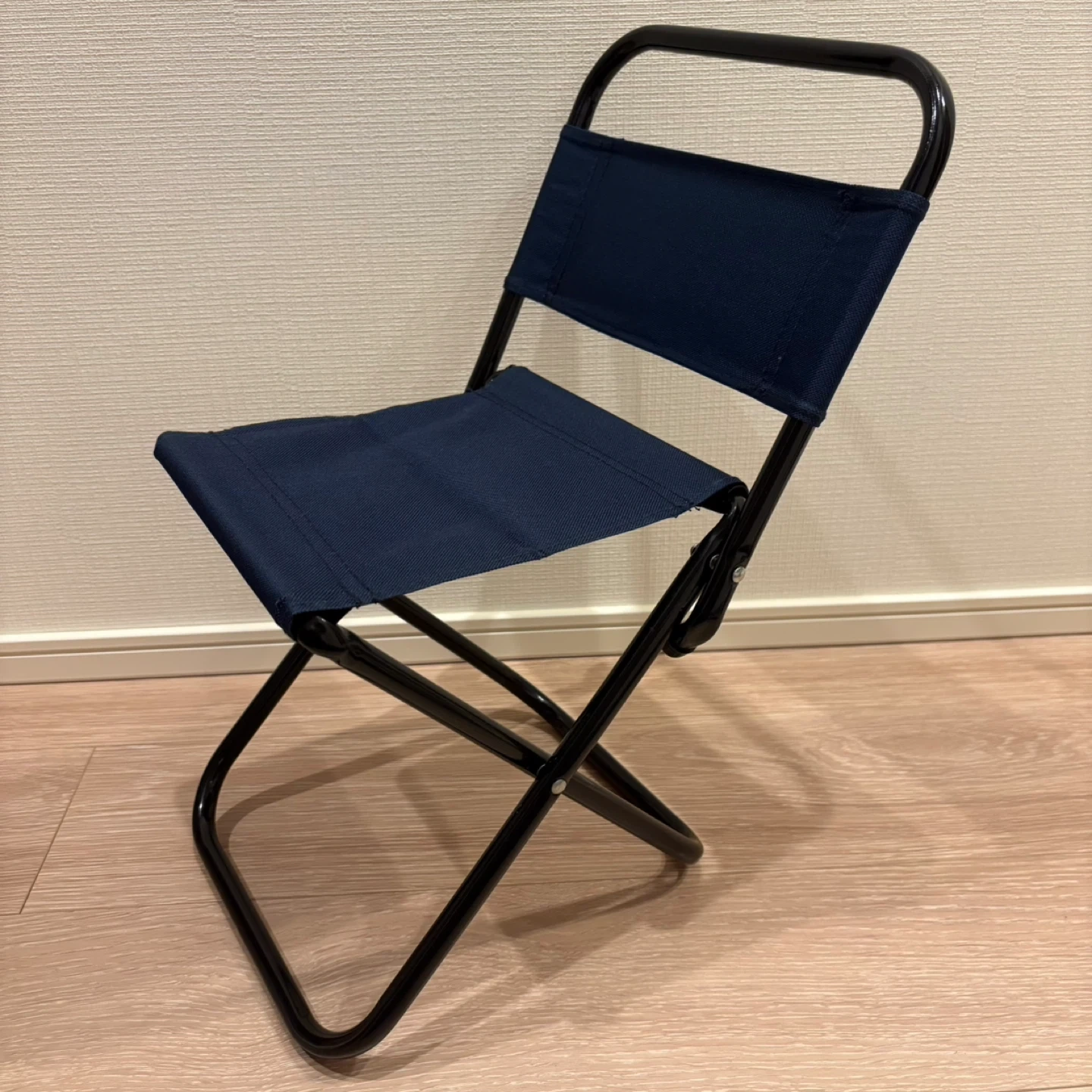 座面の低い背もたれ付き 折り畳みイス