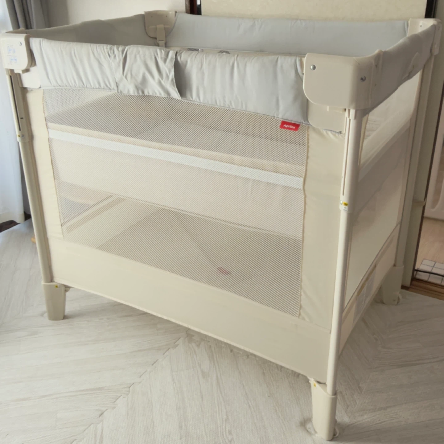 ココネルエアー ホワイトグレー Aprica ベビーベッド