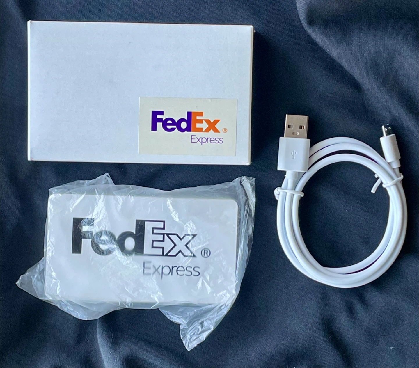 FedExロゴ入り Qi対応モバイルバッテリー