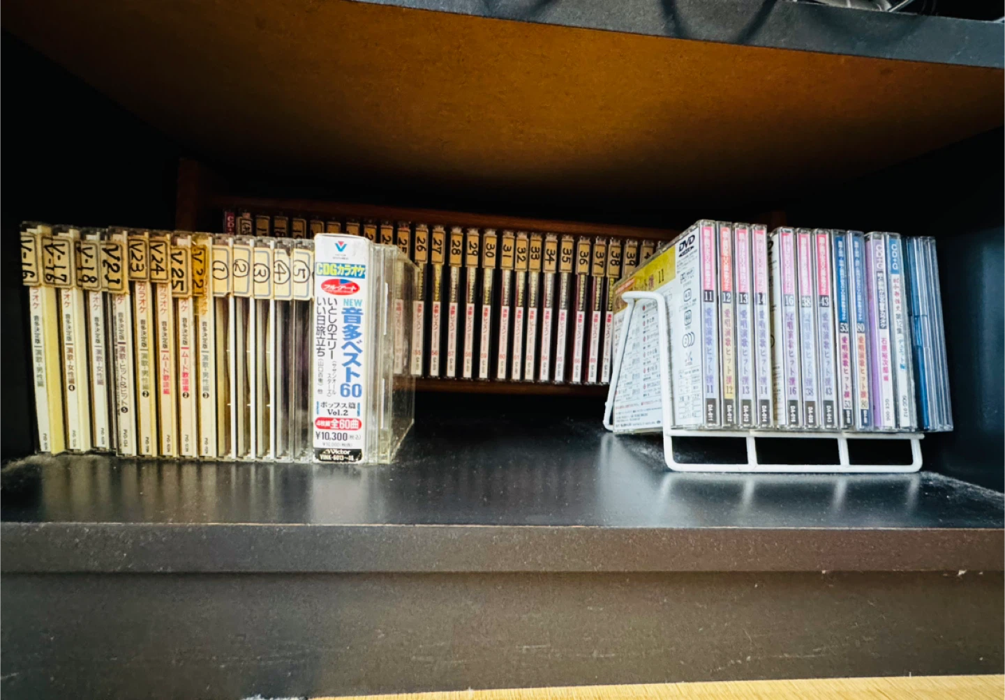 完売　カラオケ　DVD、CD-G大量セット　歌詞と映像が映る　DVD 棚付き【1】の写真2枚目