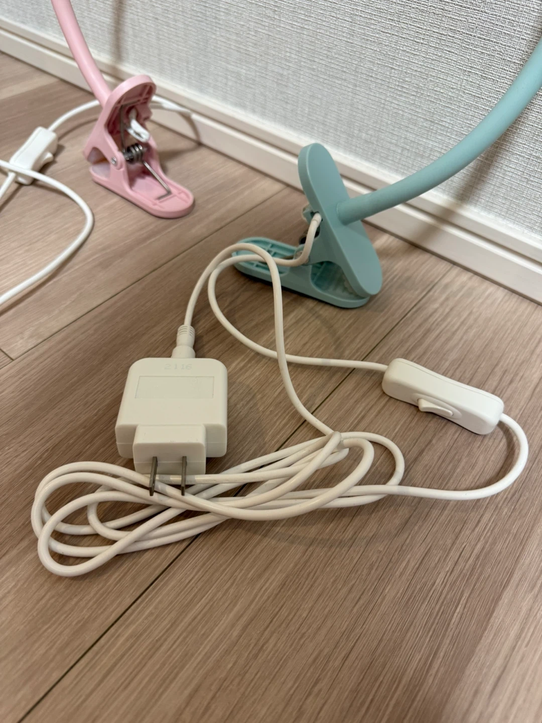 イケア NAVLINGE クリップライト ピンク&ブルー 2個セットの写真2枚目