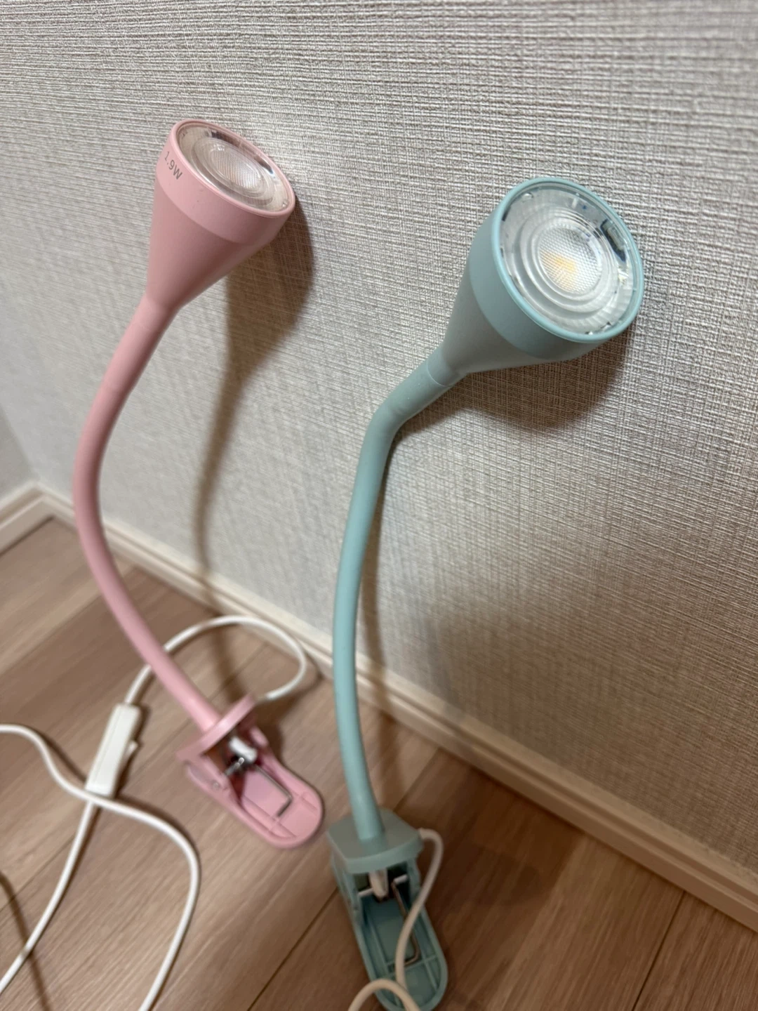 イケア NAVLINGE クリップライト ピンク&ブルー 2個セットの写真3枚目