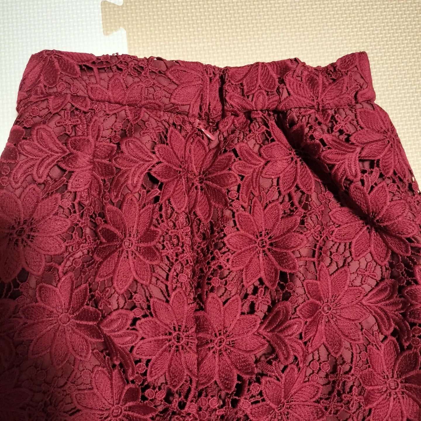 TRUDEA バーガンディ レース タイトスカート 赤 ボルドーの写真9枚目