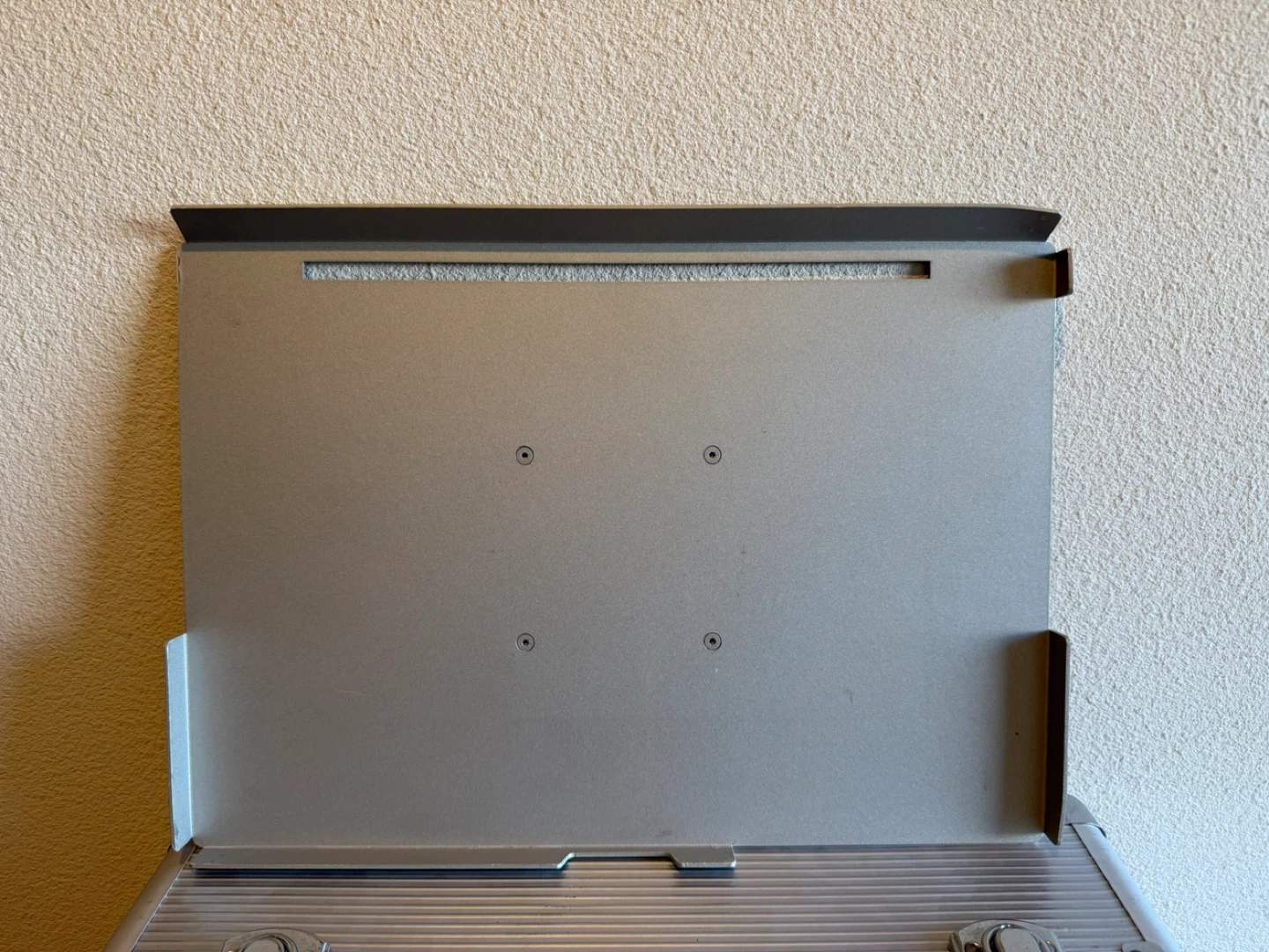 三脚固定式 ロケ用MacBook支持台 銀一特注品