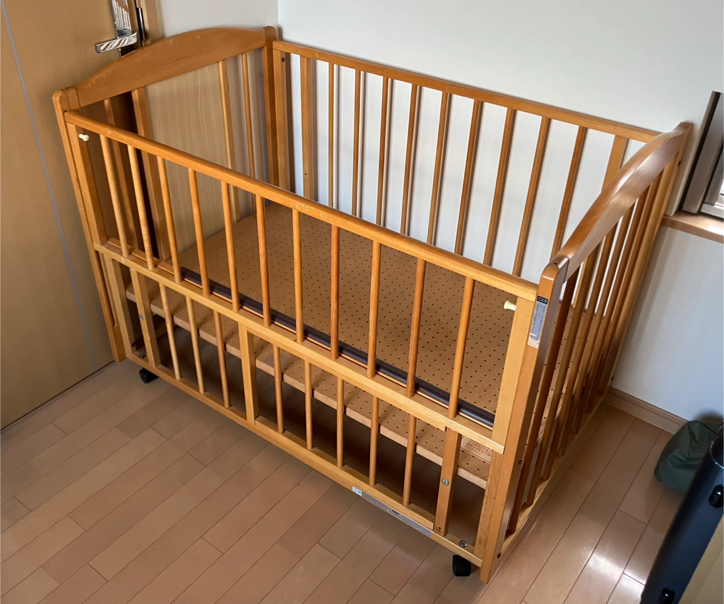 ベビーベッド　キャスター付き　125x77x92cmの写真4枚目