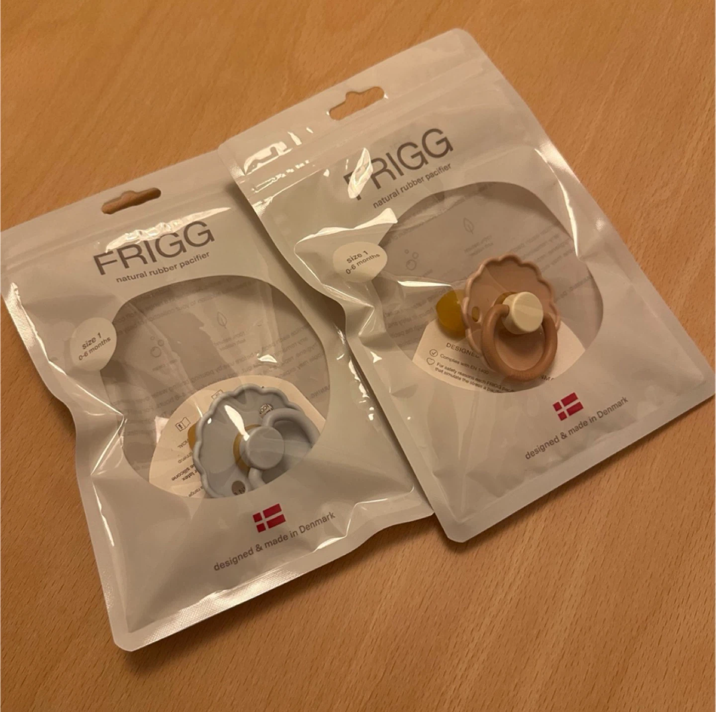 【新品未使用】2個セットFRIGG おしゃぶり 0-6ヶ月
