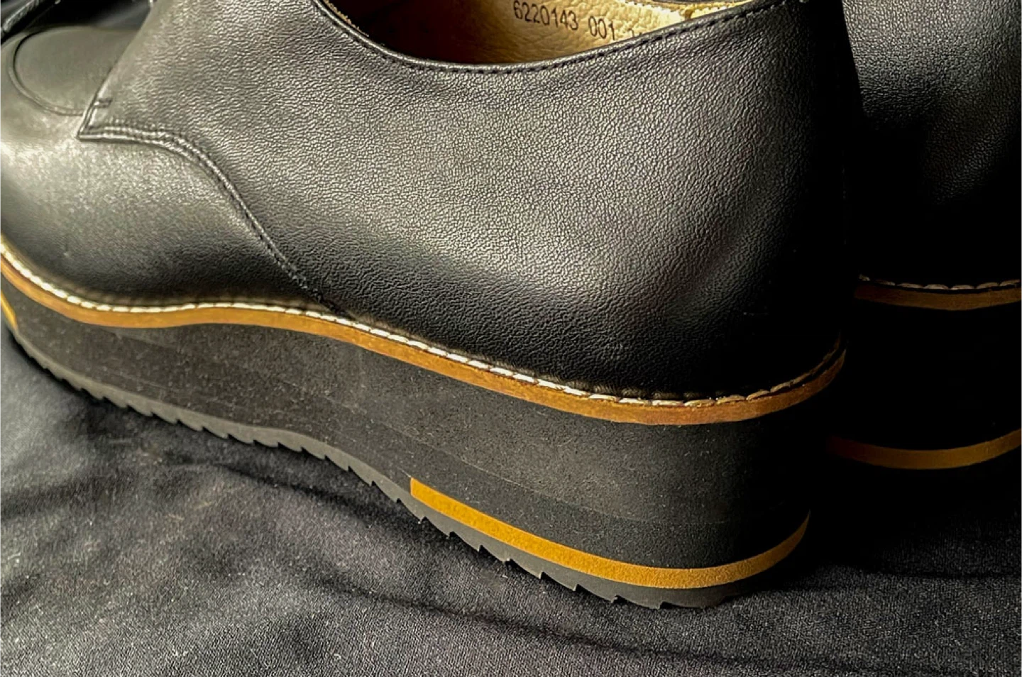 【内部シミあり】cava cava厚底の紐靴 24.5cm ブラック サヴァサヴァの写真2枚目