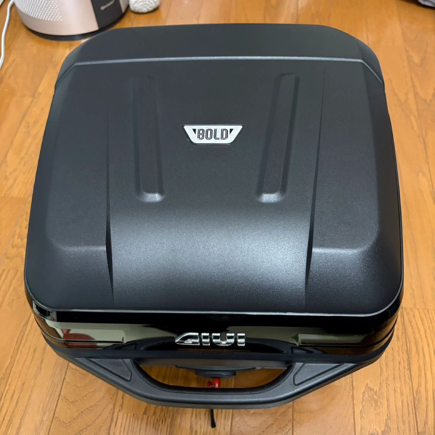GIVIのモノロックケース BOLD B32NBD
