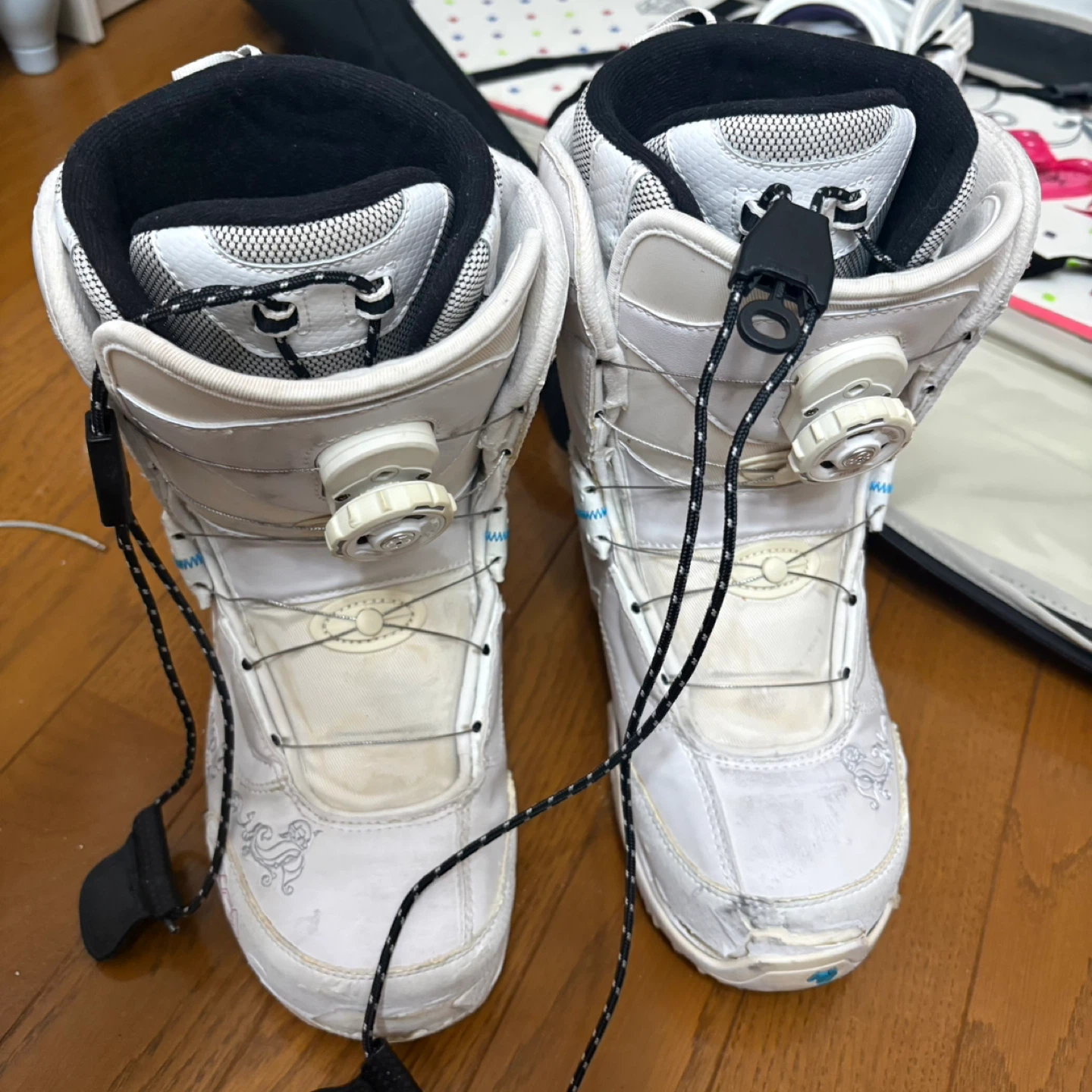 レディース用のスノーボードの板、ブーツ、ビンディング、バッグ、お手入れセットの写真2枚目