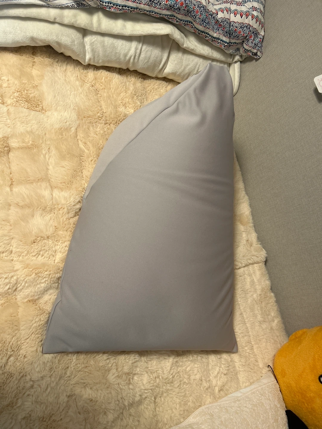 グレーのクッション