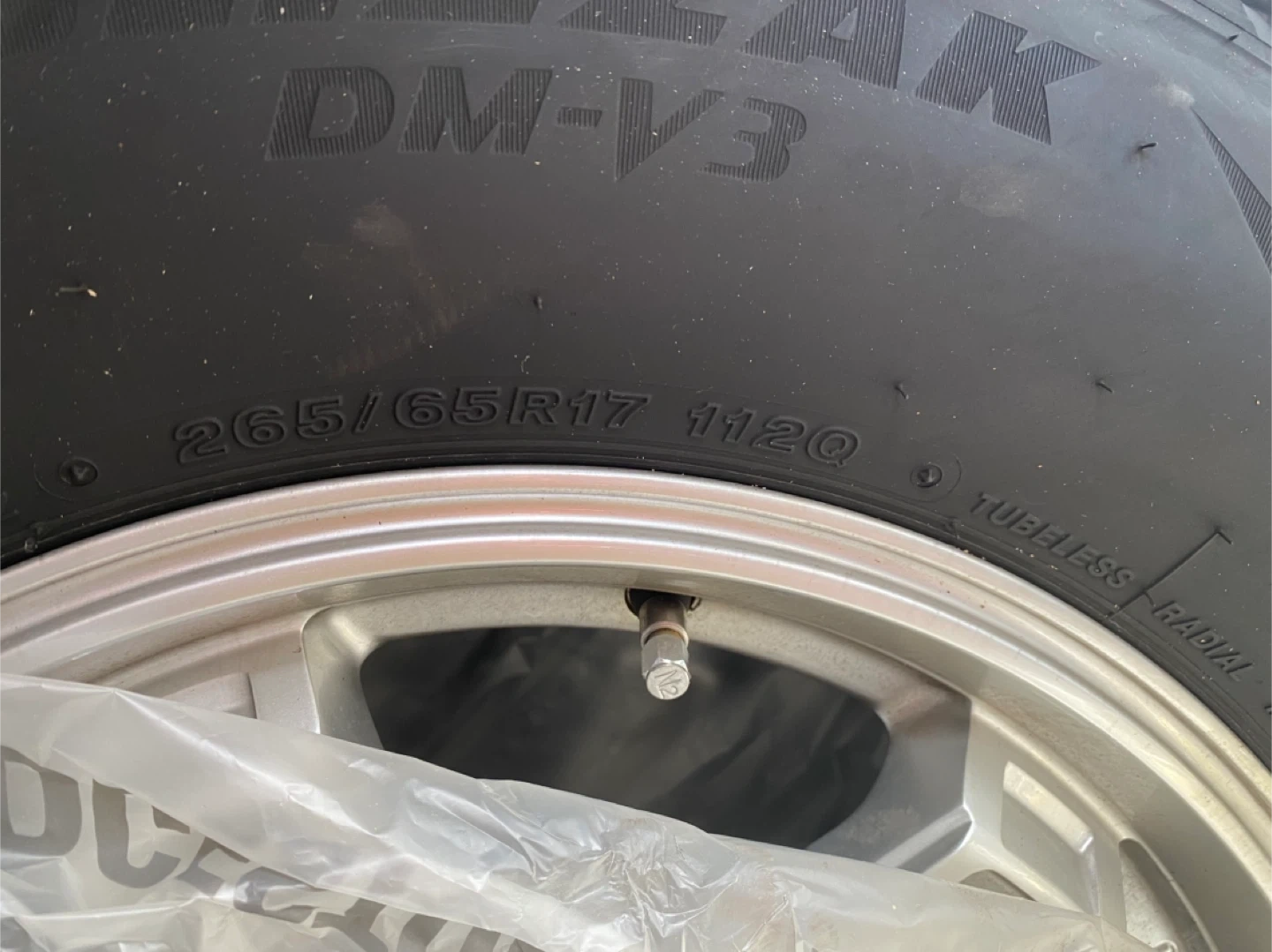 ブリヂストン BLIZZAK DM-V3 265/65R17 スタッドレスタイヤの写真2枚目