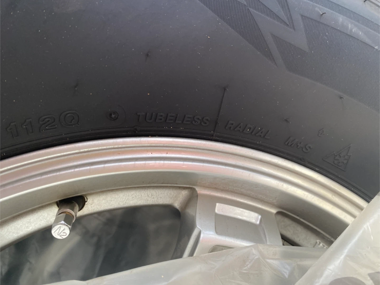 ブリヂストン BLIZZAK DM-V3 265/65R17 スタッドレスタイヤの写真5枚目