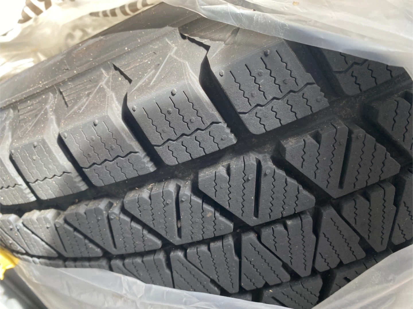 ブリヂストン BLIZZAK DM-V3 265/65R17 スタッドレスタイヤの写真3枚目